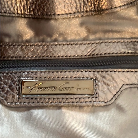 🎉HP! 🤩 EUC: Kenneth Cole silver handbag - Picture 11 of 12